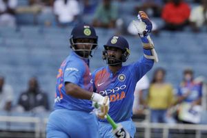 రిషబ్ పంత్ వల్లే టీ20లో భారత్ ఓటమి: ట్విట్టర్‌లో ధోని ఫ్యాన్స్