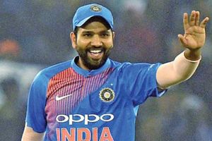 పంత్ షాట్‌కు ముక్కు పగిలి.., రోహిత్ పరామర్శ