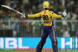 గాయమైనా ఒంటి కాలితో నిలబడి మ్యాచ్‌ను గెలిపించిన డారెన్ సమీ (వీడియో)