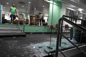 డ్రెస్సింగ్ రూమ్ అద్ధాలు పగలగొట్టింది 'షకీబ్'యే..?