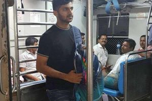 ఎంత ఎదిగినా ఒదిగుండాలంటున్న భారత క్రికెటర్, లోకల్ ట్రైనులో ప్రయాణం