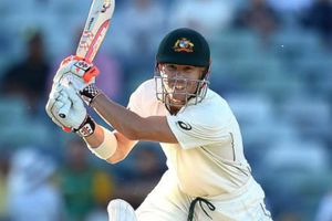 తొలి రోజు తలొంచిన ఆస్ట్రేలియా: స్మిత్, వార్నర్‌ల హాఫ్ సెంచరీ