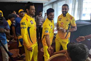 చెన్నై సూపర్ కింగ్స్ ఆట మొదలైంది