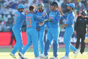 టాప్ గ్రేడ్ నుంచి ధోని ఔట్, జాడలేని షమీ: క్రికెటర్లకు భారీగా పెరిగిన జీతాలు