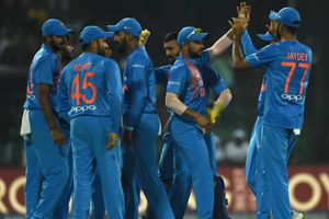 ముక్కోణపు టీ20 సిరిస్: లంకను చిత్తుగా ఓడించిన భారత్, ఫైనల్ బెర్త్ కన్ఫమ్