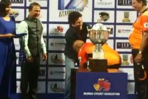 భళే దోస్తీ.. సచిన్‌కు పాదాభివందనం చేసిన వినోద్ కాంబ్లీ(వీడియో)