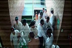 అసలేం జరిగింది?: కొట్టుకునేంత, డర్బన్ టెస్టులో వార్నర్ Vs డీకాక్ (వీడియో)