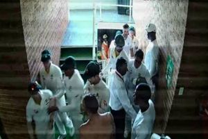 బీరు తాగుతూ కలిసిపోండి: వార్నర్-డీకాక్ గొడవపై షేన్ వార్న్