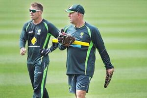 డీకాక్‌తో గొడవ: వార్నర్‌కు మద్దతుగా నిలిచిన ఆస్ట్రేలియా హెడ్ కోచ్