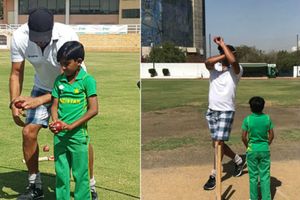 తనలాంటి యాక్షన్: పాక్ చిన్నారికి వసీం అక్రమ్ పాఠాలు (వీడియో)