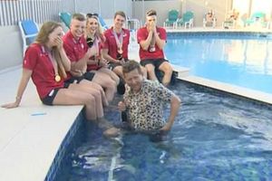 లైవ్ ఇంటర్వ్యూ చేస్తూ స్విమ్మింగ్ పూల్‌లో పడిపోయిన బీబీసీ రిపోర్టర్ (వీడియో)