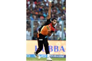 ఒకే ఓవర్ కి రెండు నోబాల్స్ వేసిన భువనేశ్వర్ కుమార్