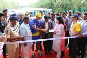 శ్రీధర్‌కు ధోనీ చేతుల మీదుగా దక్కిన అరుదైన గౌరవం