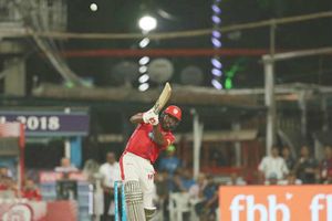 గేల్ బాదిన సిక్సు వర్షంలోనే బుల్లెట్‌లా దూసుకెళ్లింది (వీడియో)