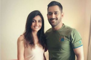 ఐపీఎల్: ధోని పక్కన ఉన్న ఆ మిస్టరీ గర్ల్ ఎవరో తెలిసింది