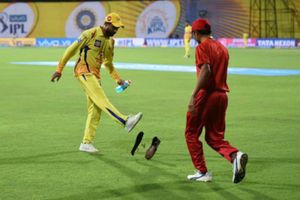 చెన్నై-కోల్‌కతా మ్యాచ్‌కు కావేరీ సెగ: రవీంద్ర జడేజాపైకి బూట్లు