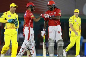 టిక్కెట్లున్నా.. స్టేడియం బయటే, అభిమానులను బయట నిలబెట్టిన భద్రతా సిబ్బంది