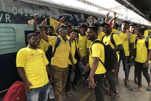 ఐపీఎల్ చరిత్రలోనే తొలిసారి: విజిల్‌పోడు ఎక్స్‌ప్రెస్‌లో చెన్నై నుంచి పూణెకి ఫ్యాన్స్