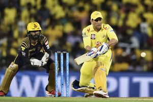 ధోని కొత్త డిమాండ్: బంతి స్టేడియం దాటితే 8 పరుగులివ్వండి