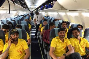 మూడు రోజుల ముందే ముంబైకి చేరుకున్న మహీ సేన(వీడియో)