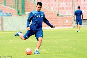 ఫుట్‌బాల్‌లో కూడా ధోనీ నెంబర్ 1, ముంబై స్టేడియంలో ప్రాక్టీస్