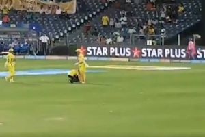 ఓ అభిమాని.. ధోనీని మళ్లీ మైదానంలో..