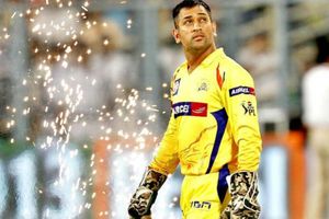 ధోనీని పొగిడి విమర్శలకు గురైన పాకిస్థాన్ జర్నలిస్ట్