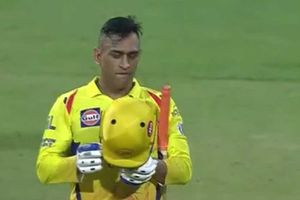 కొత్త హెయిర్ స్టైల్‌తో ధోని: సూపర్ అంటూ ఇంగ్లండ్ మహిళా క్రికెటర్ ట్వీట్