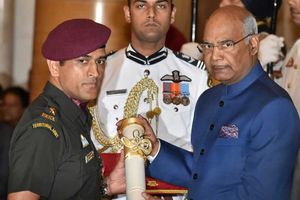 రాష్ట్రపతి చేతుల మీదగా పద్మభూషణ్ అందుకున్న ధోని (వీడియో)