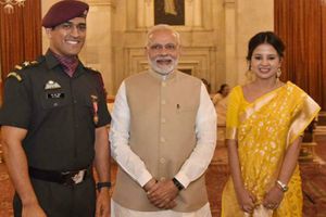 ఆర్మీ దుస్తుల్లోనే కవాతు చేస్తూ: ట్విట్టర్‌లో ధోనిపై ప్రశంసలు