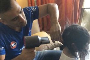 డాడీ డ్యూటీలోకి ధోనీ, కూతురు జీవా జుట్టుని ..