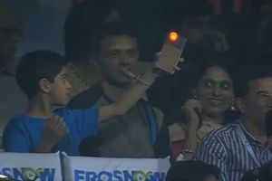 వీఐపీ లాంజ్‌ను వదిలి సాధారణ సీటింగ్‌తో మ్యాచ్ వీక్షించిన ద్రవిడ్ ఫ్యామిలీ(వీడియో)