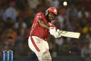 క్రిస్ గేల్ తలతో రాహుల్ 'బర్త్ డే' కేక్, ఇట్లానే కొనసాగాలంటోన్న సెహ్వాగ్ (వీడియో)