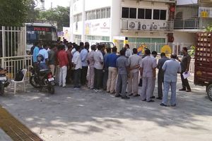 ఐపీఎల్ మ్యాచ్ ఆపేయాలంటూ.. చెపాక్ స్టేడియం బయట ఆందోళనకారులు