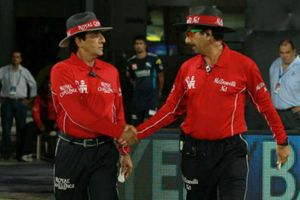 బ్రేక్ సమయంలో అంపైర్ పైకి బంతి విసిరేసిన ముంబై ఫీల్డర్..!