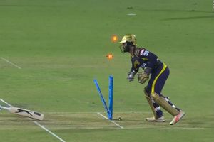 ధోనిని మించి: వికెట్ల వెనుక దినేశ్ కార్తీక్ మ్యాజిక్ చూశారా? (వీడియో)