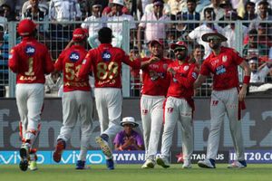 ఈడెన్‌లో కోల్‌కతాతో మ్యాచ్: నాయర్ అద్భుత క్యాచ్ (వీడియో)