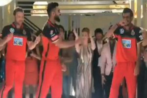 ఐపీఎల్ 2018: కోహ్లీ, చాహల్, మెక్‌కల్లమ్ ఫన్నీ డ్యాన్స్ వీడియో చూశారా?