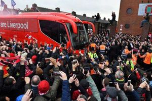 మ్యాచ్ ఓడిపోయారనే కోపంలో బస్సు తగలబెట్టేశారు..