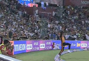 బౌండరీ లైన్ వద్ద పాండే క్యాచ్: విసిరేస్తే 'గ్యాలరీ'లో పడింది (వీడియో)