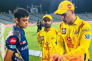 ముంబై ఇండియన్స్ ఆటగాడికి పాఠాలు చెప్తోన్న ధోనీ (వైరల్ ఫొటో)