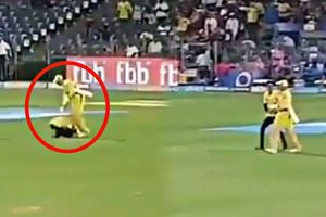 రాజస్థాన్‌తో మ్యాచ్: ధోని కాళ్లకు మొక్కిన అభిమాని (వీడియో)