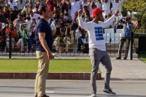 వాఘా బోర్డర్‌లో భారత ఆర్మీపై రెచ్చిపోయిన పాకిస్థాన్ క్రికెటర్(వీడియో)