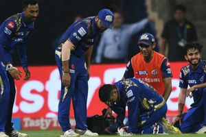 కంటిని తాకిన బంతి: పాండ్యా విసిరిన త్రో ఎంత పని చేసింది(వీడియో)