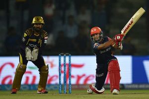 ధోని హెలికాప్టర్ షాట్‌ని కాపీ కొట్టిన పృథ్వీ షా (వీడియో)