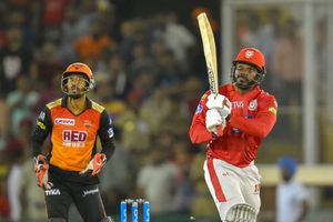 వరుసగా 4 సిక్సులు: క్రిస్ గేల్ Vs రషీద్ ఖాన్ (వీడియో)