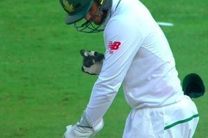 భుజంపై చూసుకుంటూ.. స్టంపింగ్ మిస్ చేసిన డికాక్