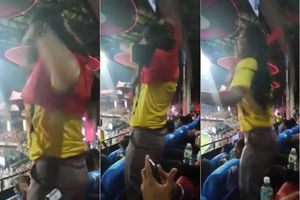 ధోని క్రీజులోకి రాగానే ఆర్‌సీబీ జెర్సీ విప్పేసిన మహిళా అభిమాని (వీడియో)