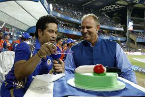 ముంబై వాంఖడే స్టేడియంలో కేక్ కట్ చేసిన సచిన్ టెండూల్కర్