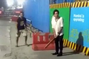 రాత్రిపూట గల్లీ క్రికెట్ ఆడిన సచిన్ వీడియో వైరల్